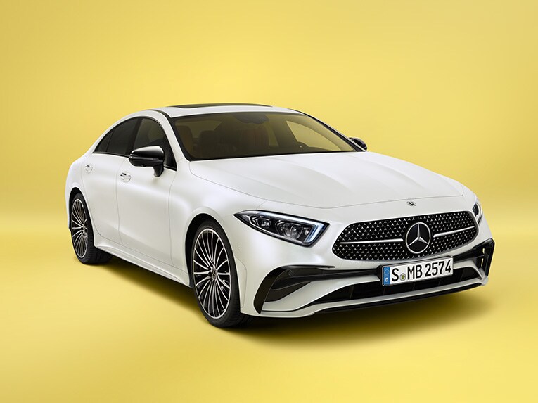 Vooraanzicht van de Mercedes-Benz CLS in wit