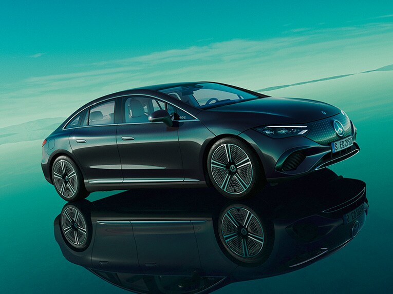 Zijaanzicht van de Mercedes EQE