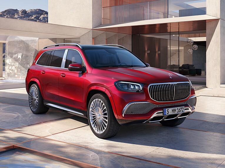Schuin vooraanzicht van de Mercedes-Maybach GLS voor een modern huis