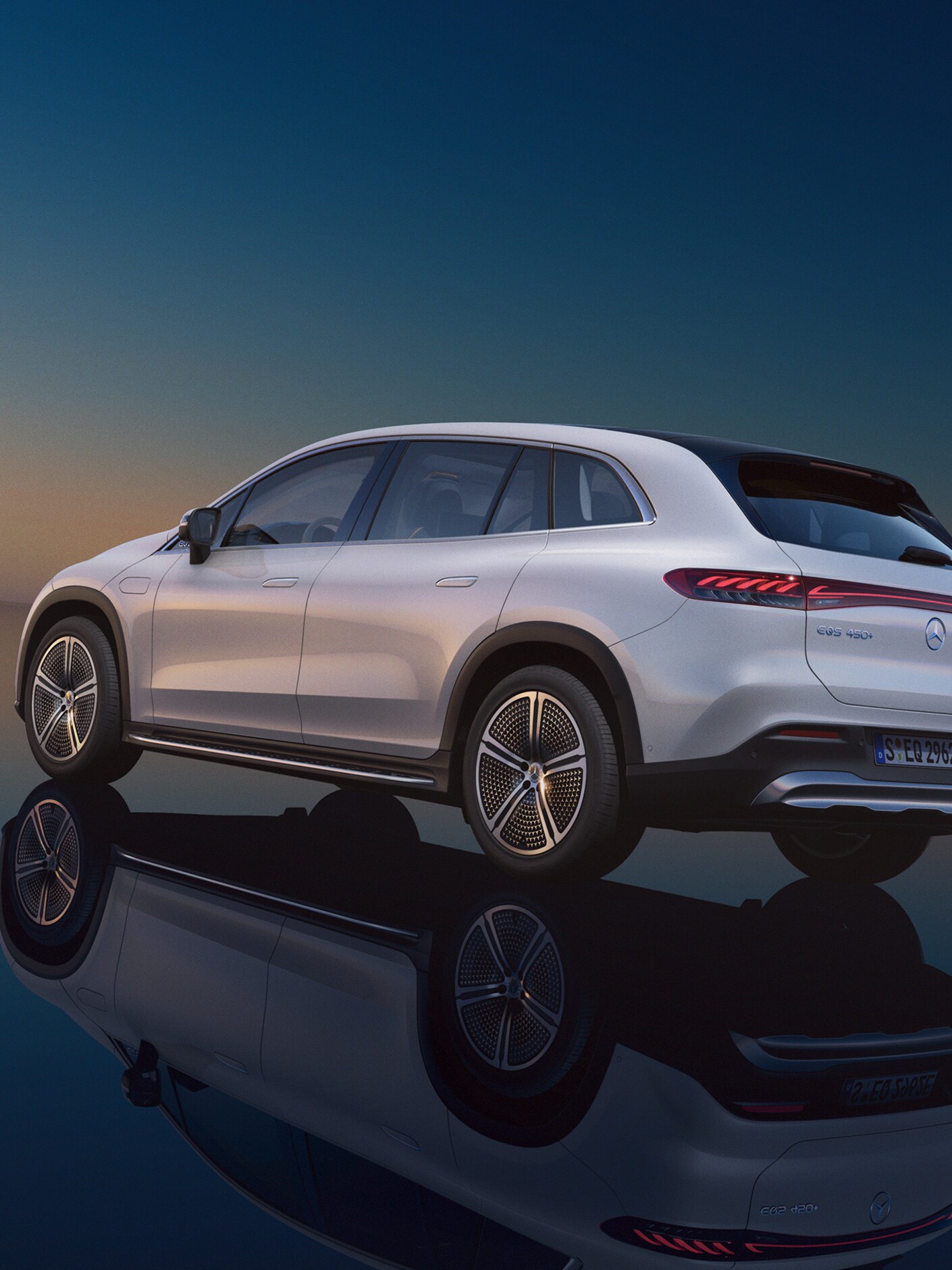 La photo montre la vue latérale de la Mercedes EQS SUV.