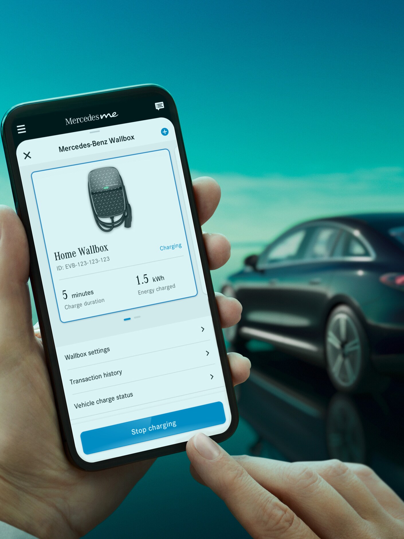 L’image montre la vue arrière de la Mercedes EQE.