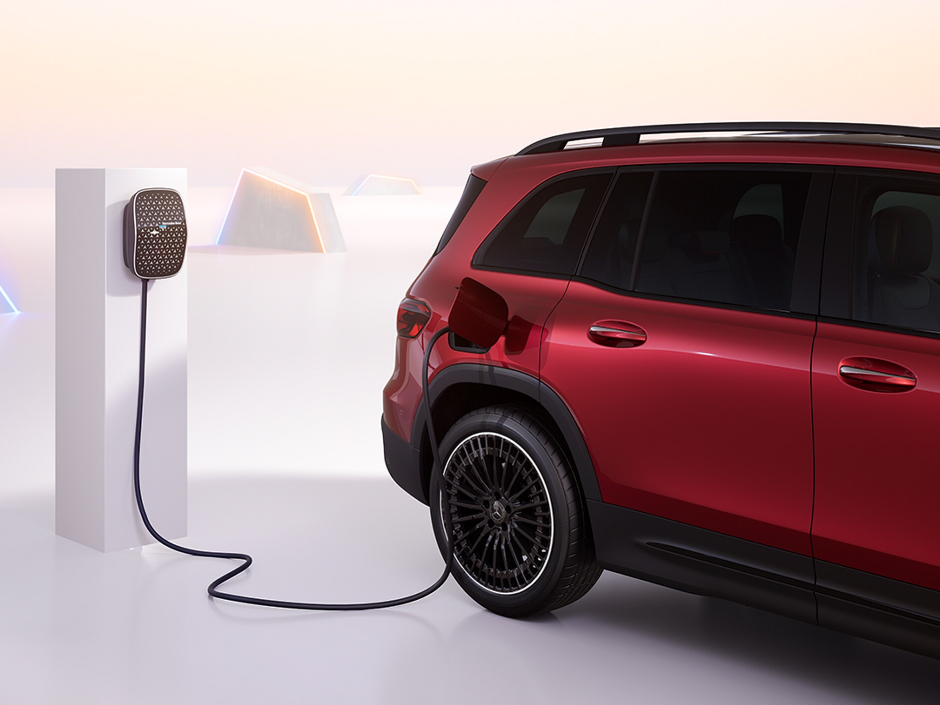 La voiture électrique EQB en charge sur une Mercedes Benz Wallbox.