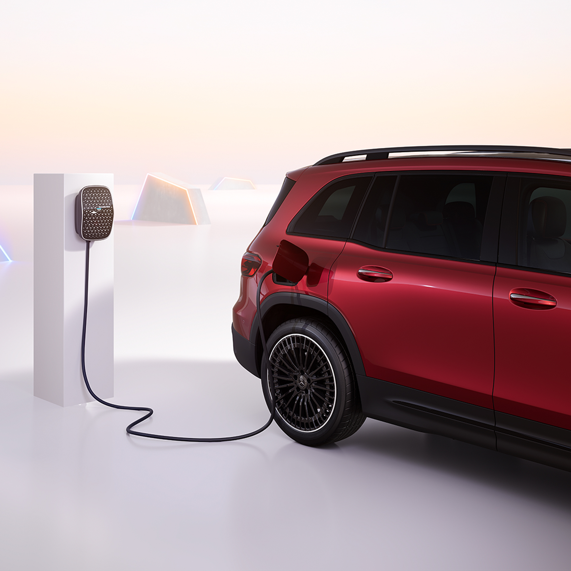 Opladen | Elektrische modellen | Mercedes-Benz De elektrische EQB tijdens het opladen bij een Mercedes Benz wallbox.