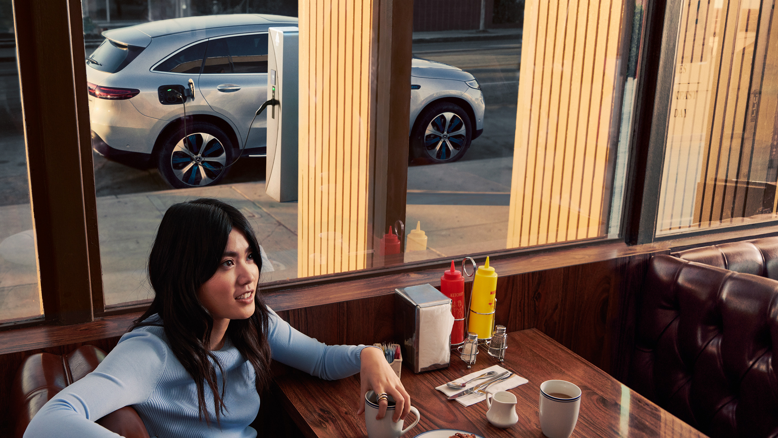 Mercedes-Benz Public Charging Une personne attendant au restaurant pendant qu’une MB.CHARGE Public