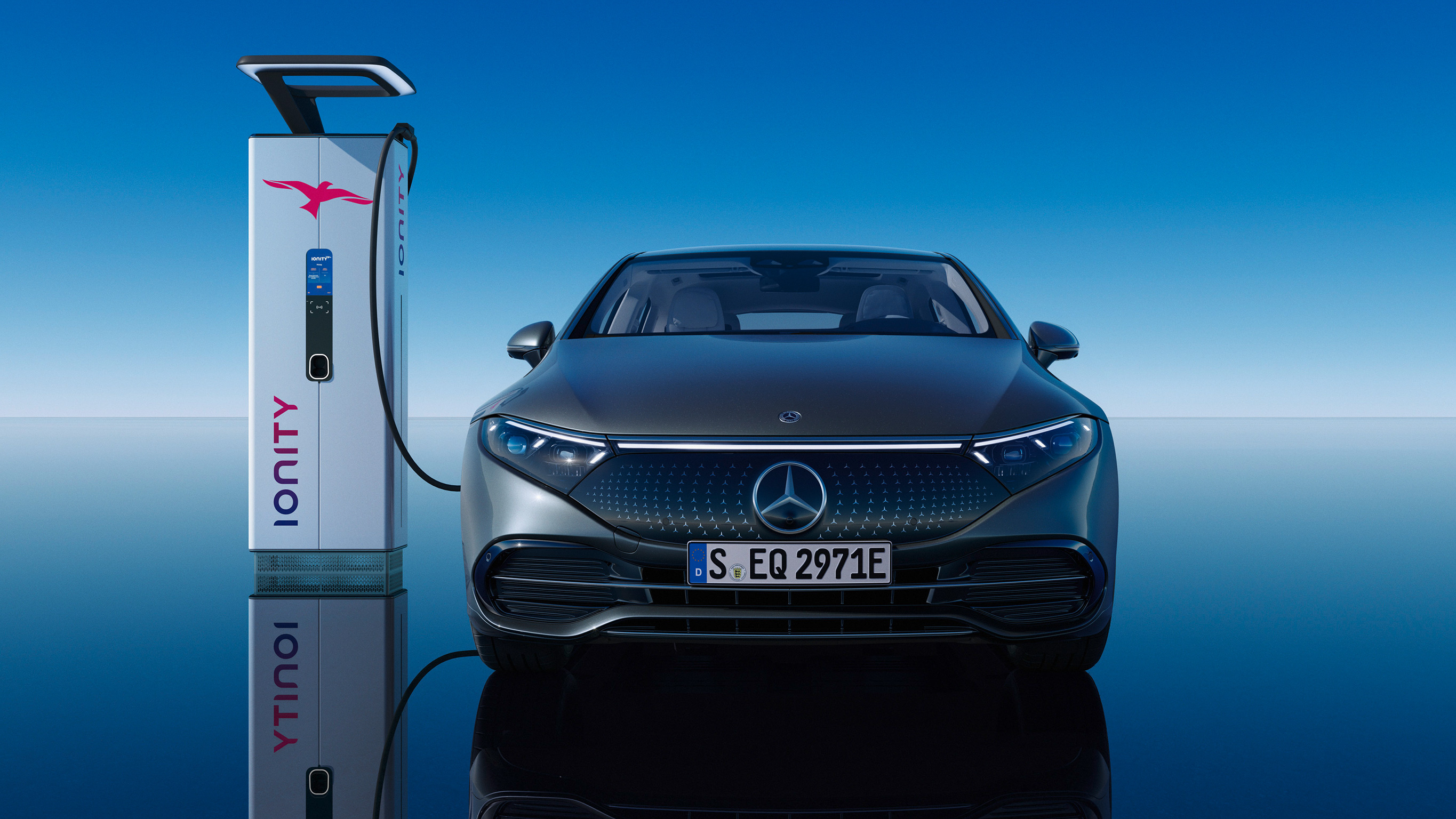 De Mercedes-Benz EQS wordt opgeladen De Mercedes-Benz EQS wordt opgeladen bij een IONITY-oplaadpunt