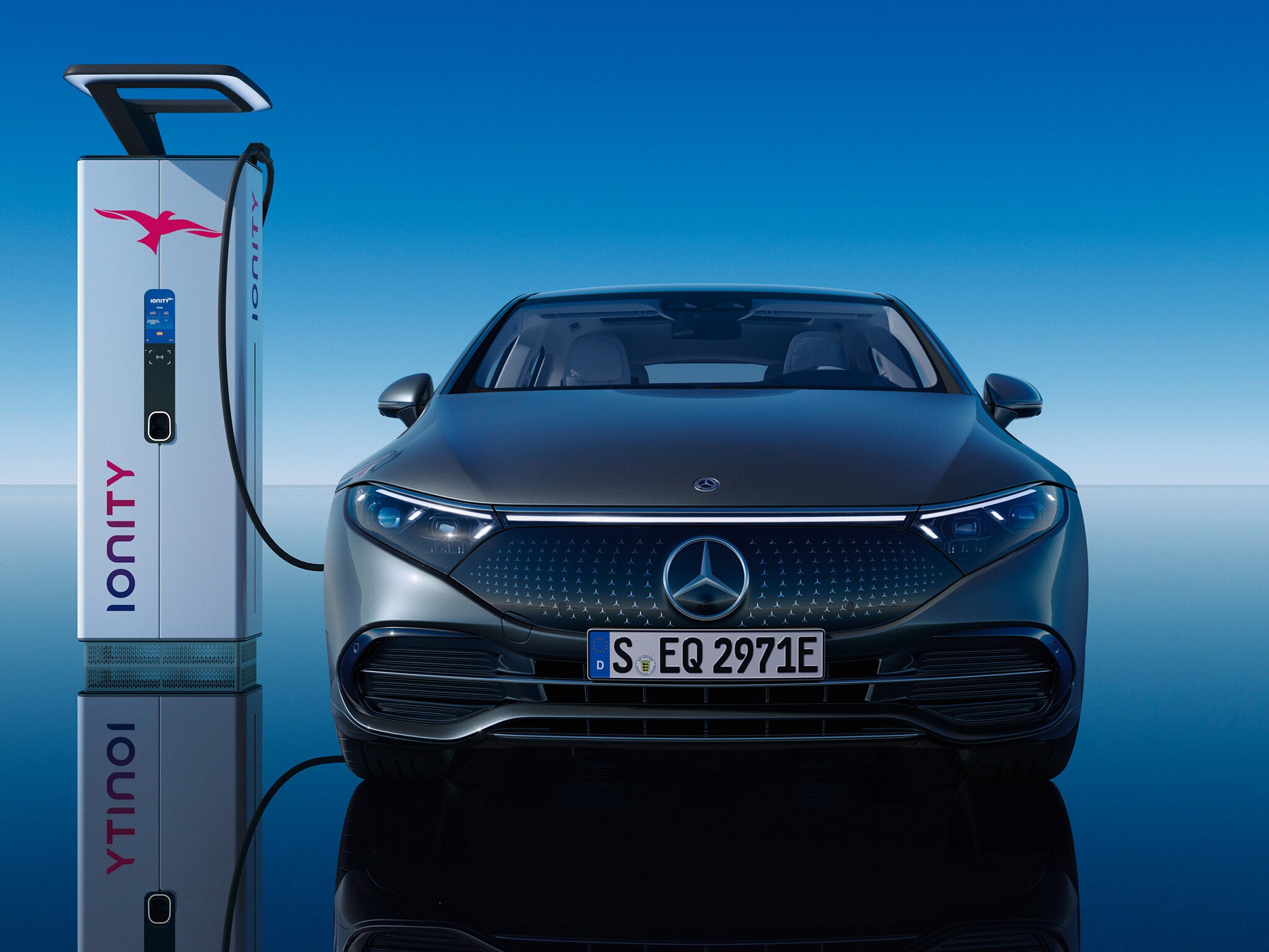 La Mercedes-Benz EQS en charge sur une borne de recharge IONITY.
