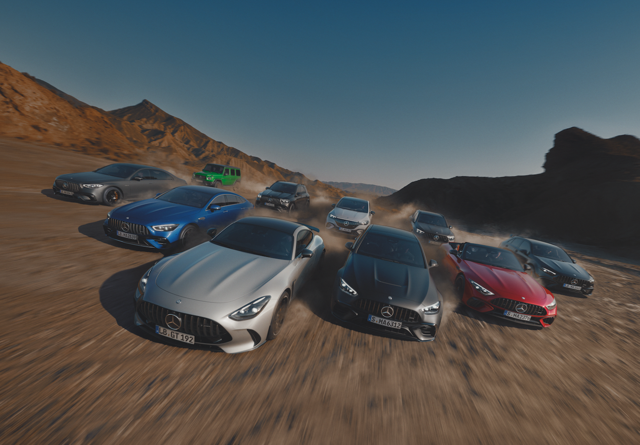 Verschillende Mercedes-Benz AMG modellen in de woestijn Mercedes-Benz AMG Performance voor op het racecircuit maar ook voor het gewone wegdek.