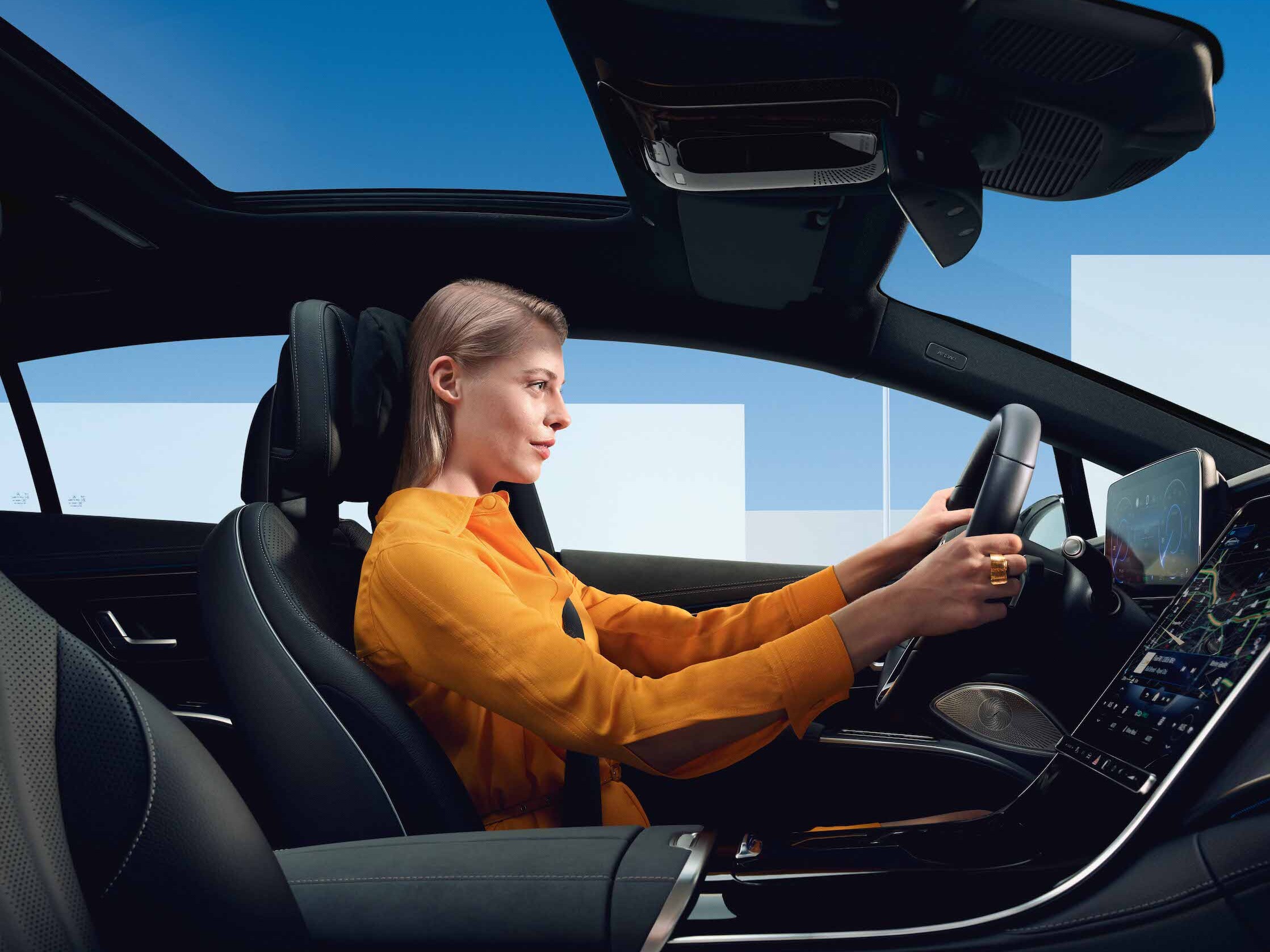 Een vrouw zit in een auto met mobiliteitsoplossing Mobilo.