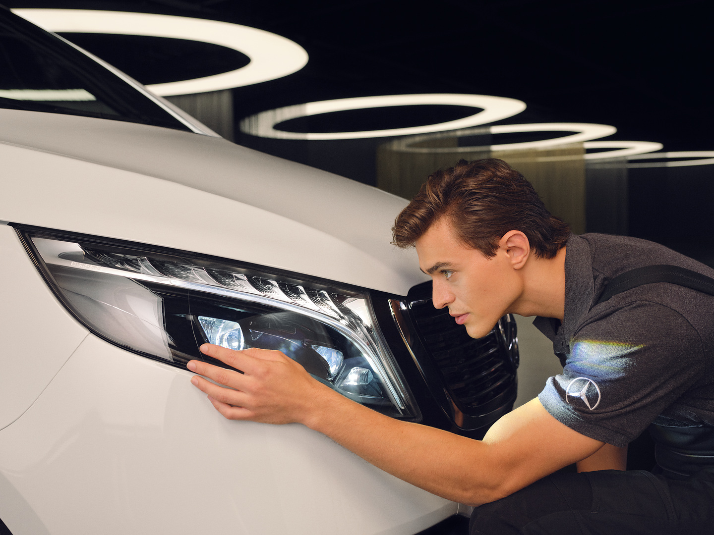 SmallRepair | Mercedes-Benz Een servicetechnicus controleert de koplamp van een Mercedes-Benz.