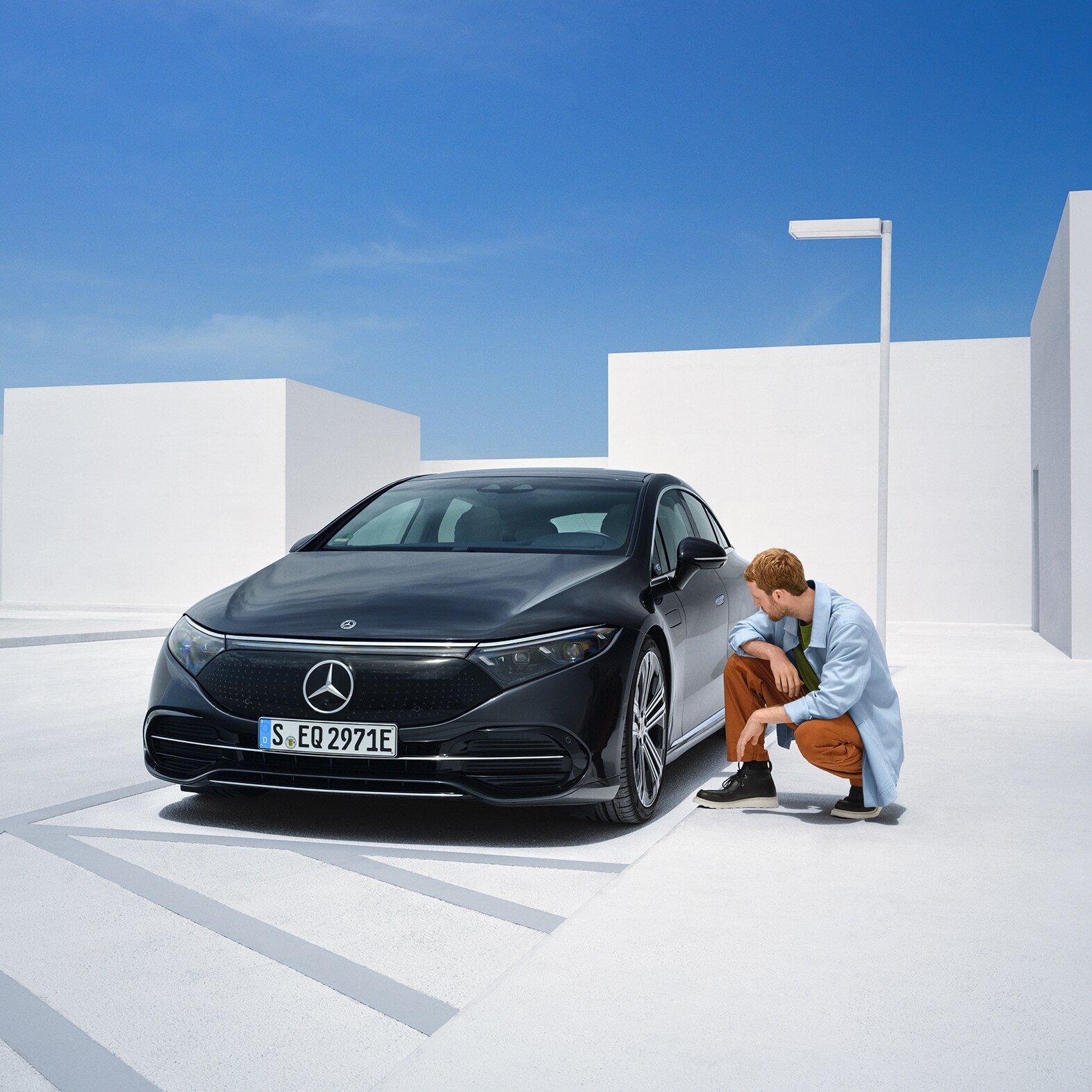 Een man inspecteert zijn Mercedes-Benz.