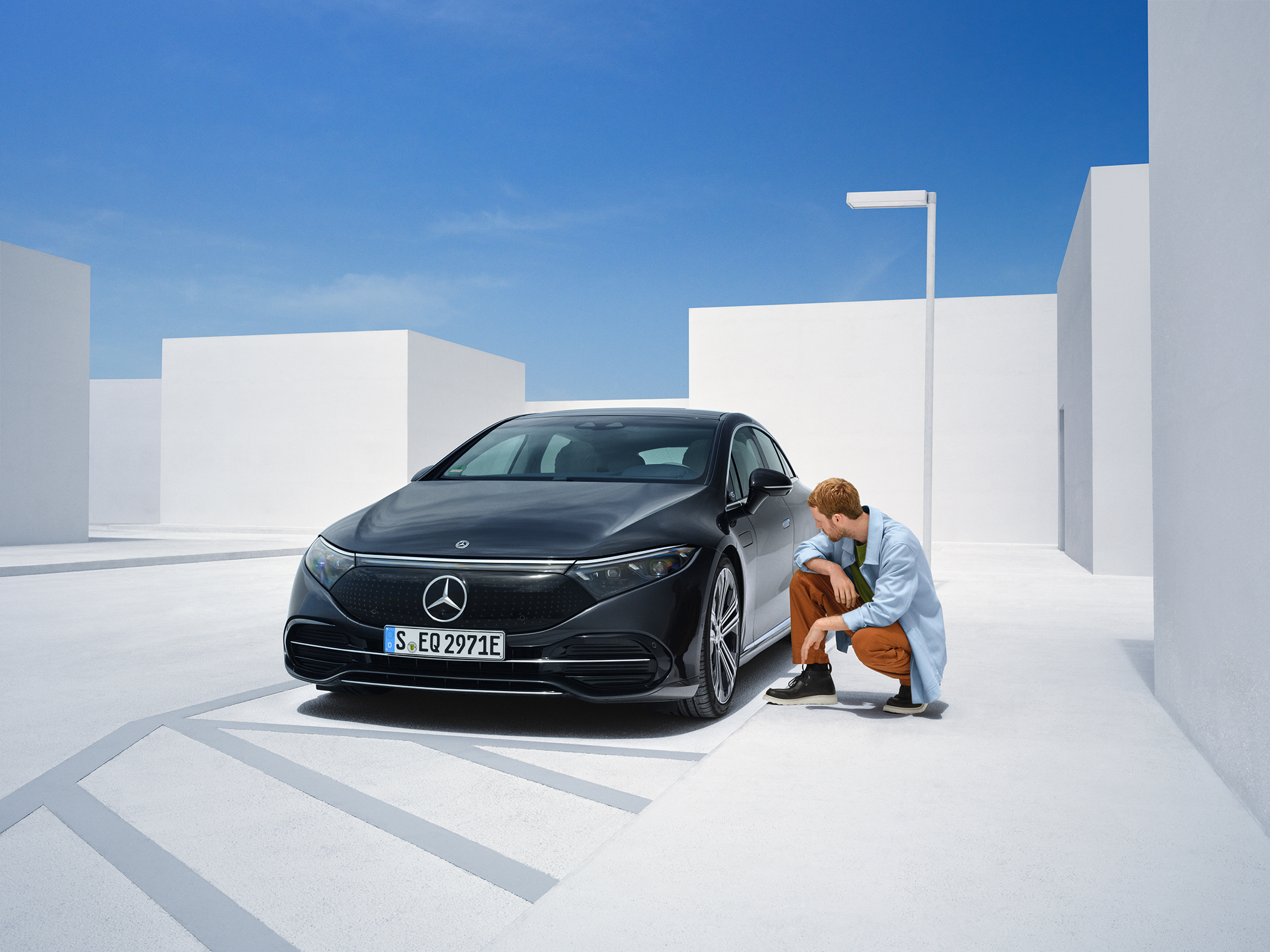 Online schademelding | Mercedes-Benz Een man inspecteert zijn Mercedes-Benz.