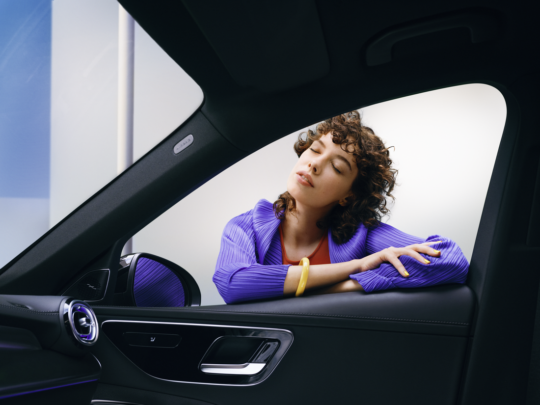 Mercedes-Benz | Originele verzorgingsproducten Een vrouw geniet van haar gereinigde Mercedes-Benz.