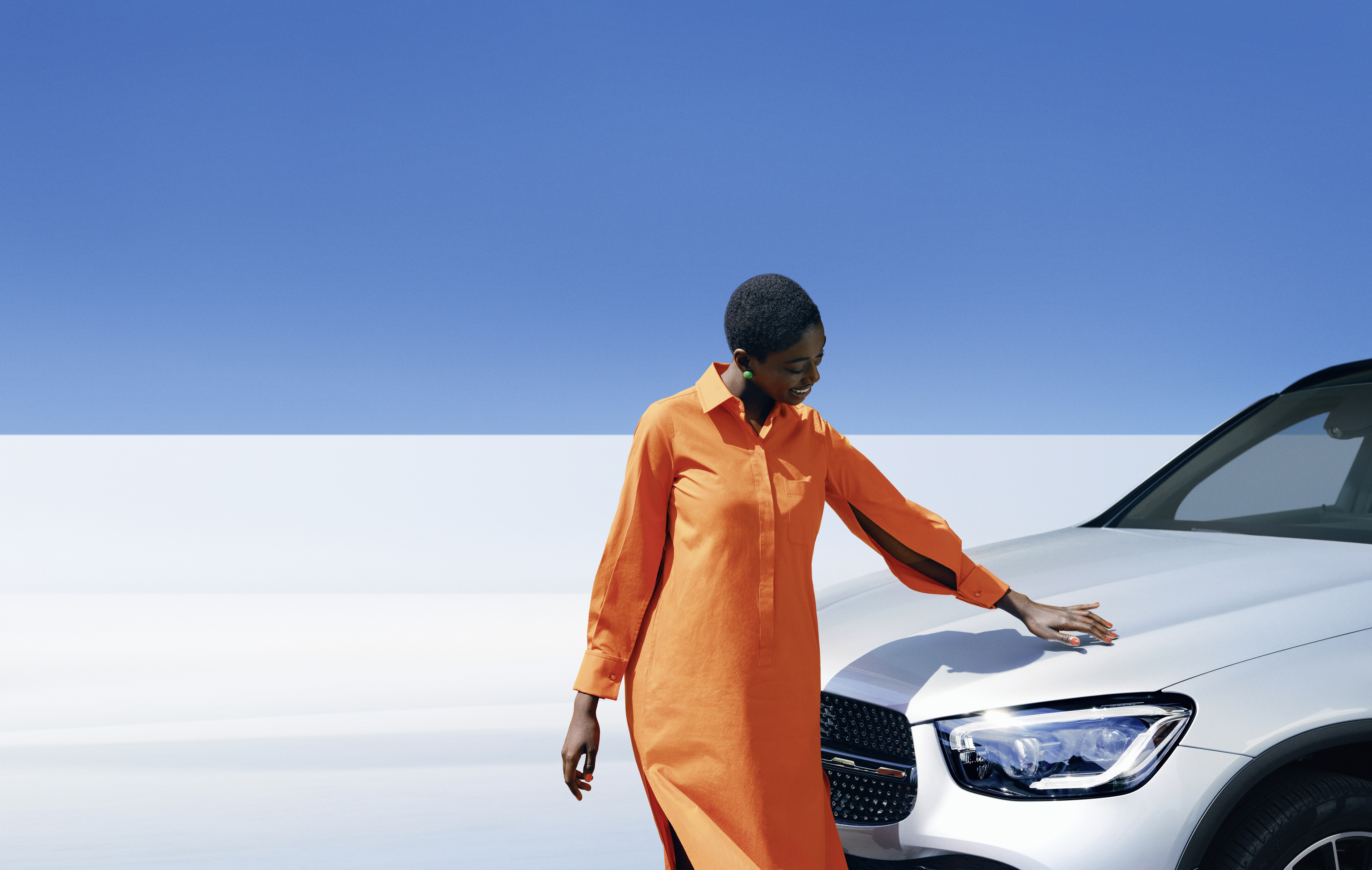 Originele verzorging | Mercedes-Benz Een vrouw inspecteert haar Mercedes-Benz.