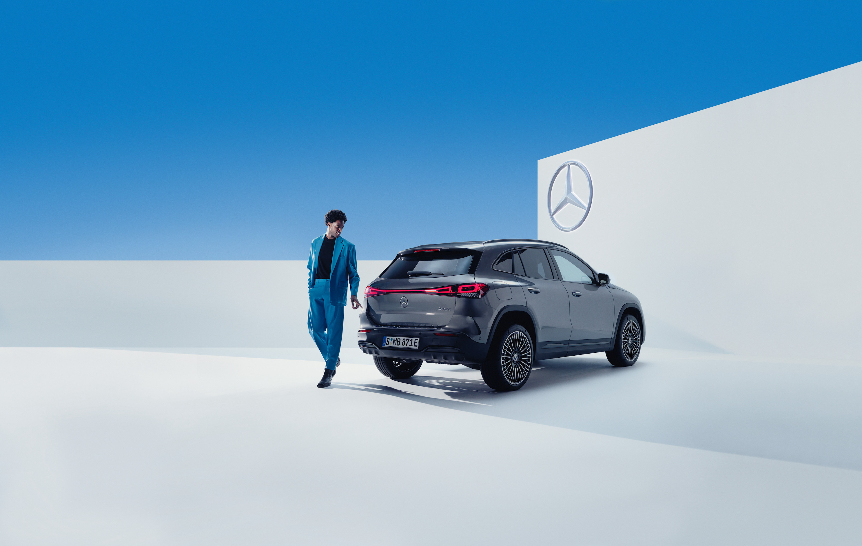 Mercedes-Benz | Originele verzorgingsproducten Een man loopt langs zijn Mercedes-Benz.