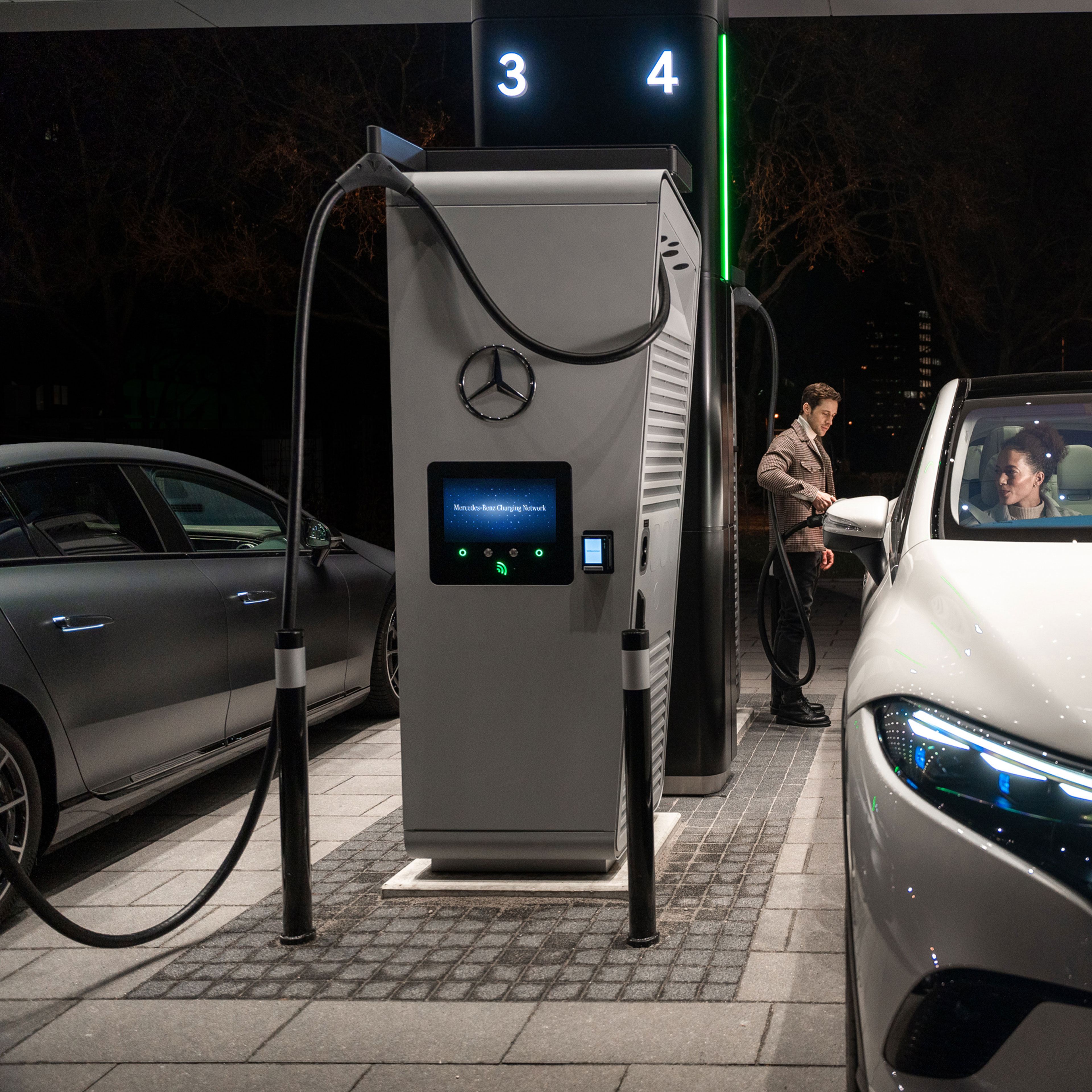 Recharge en déplacement | Mercedes-Benz Recharge en déplacement avec MB.CHARGE Public (anciennement connu sous le nom de MB.CHARGE Public).