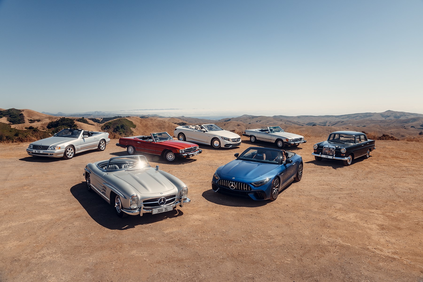 Mercedes-Benz Classic auto's. Mercedes-Benz Classic auto's in een woestijn.