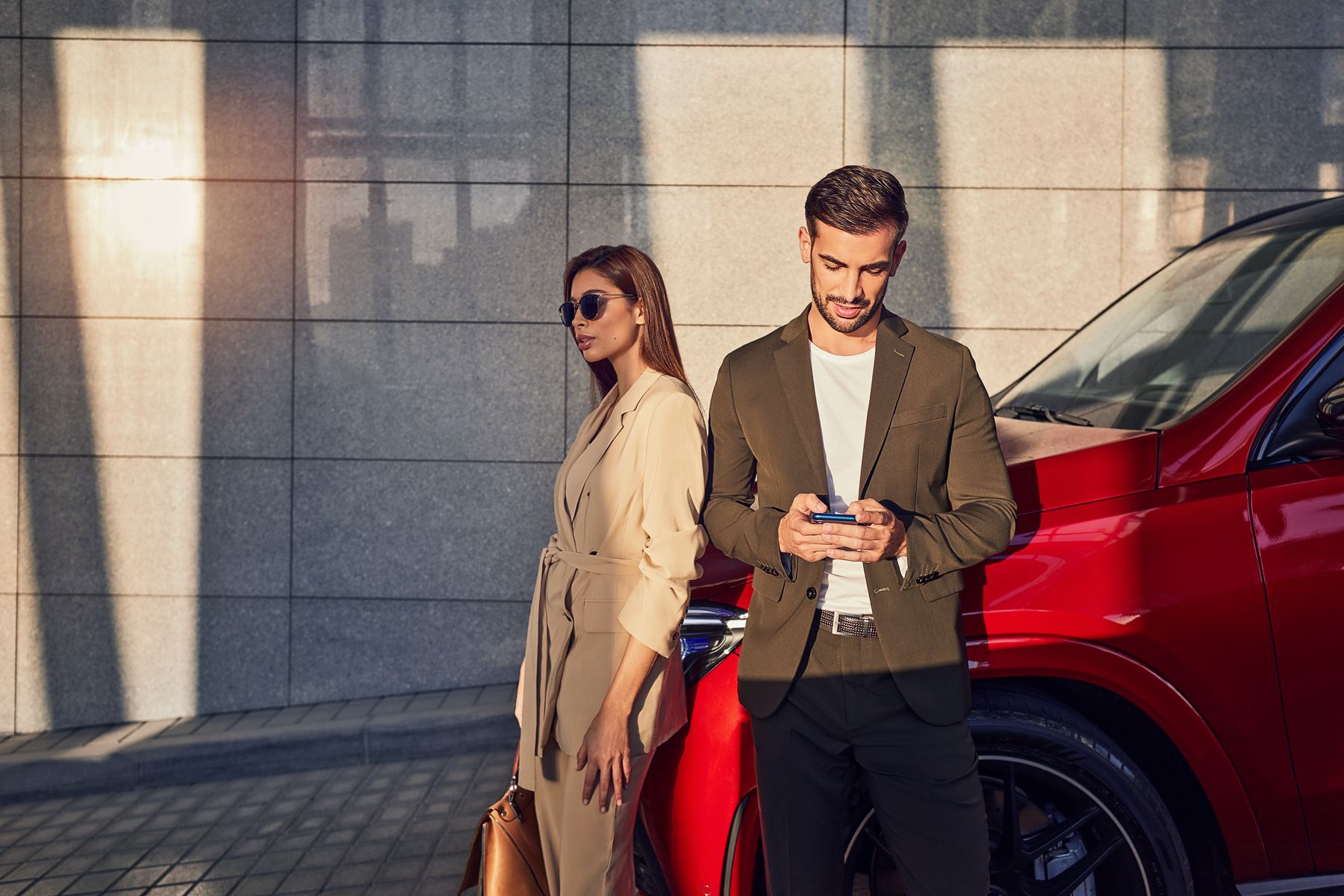 Contact Deux personnes contactent Mercedes-Benz