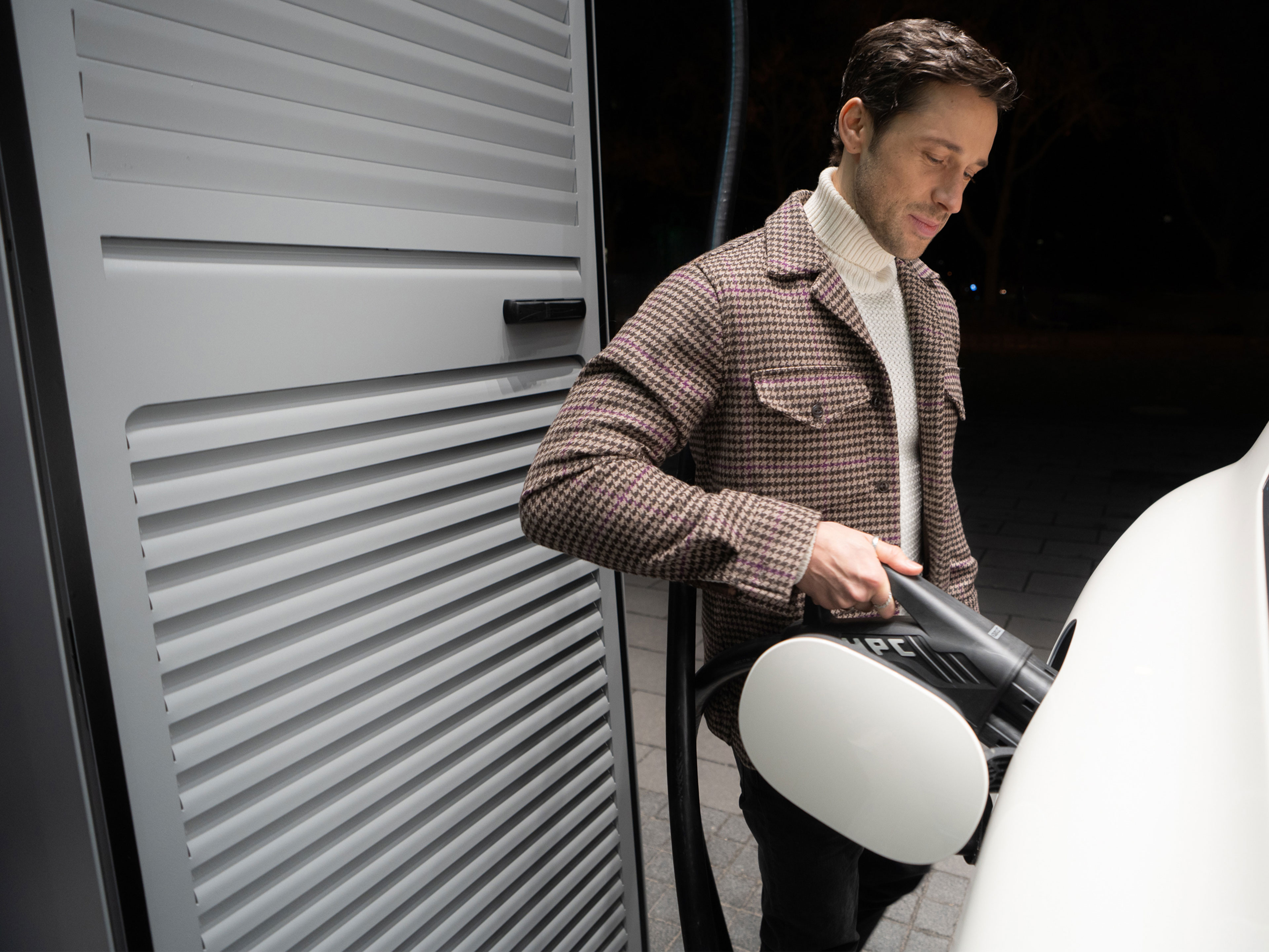 Openbaar opladen | Opladen | Mercedes-Benz Een elektrische Mercedes-Benz wordt onderweg opgeladen met MB.CHARGE Public.