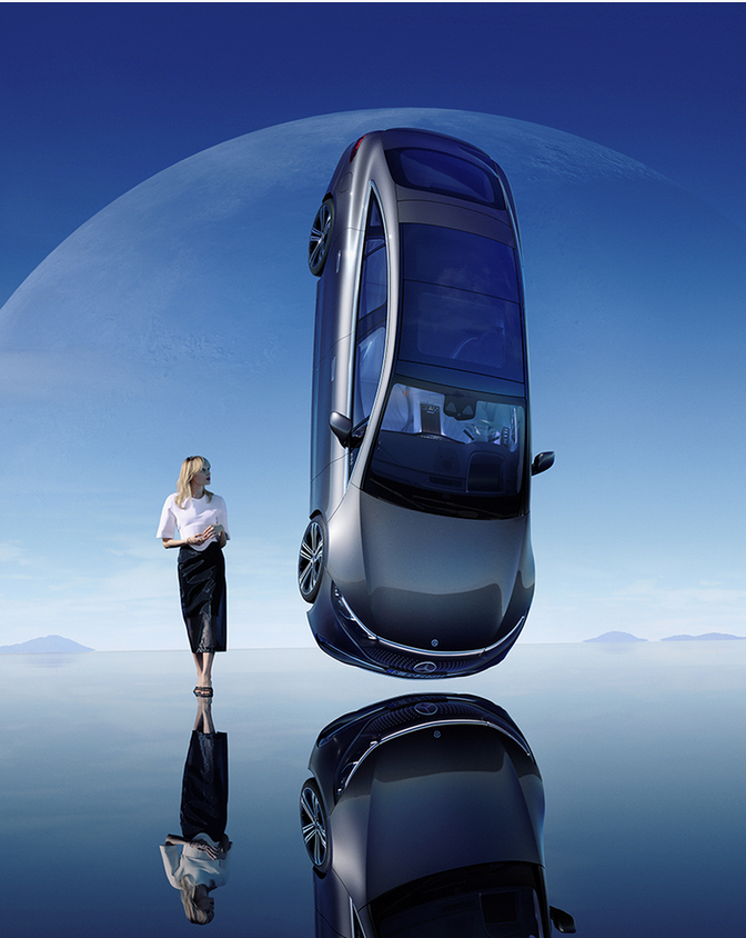 Geïntegreerd servicepakket | Mercedes-Benz Een vrouw staat naast een Mercedes-Benz.