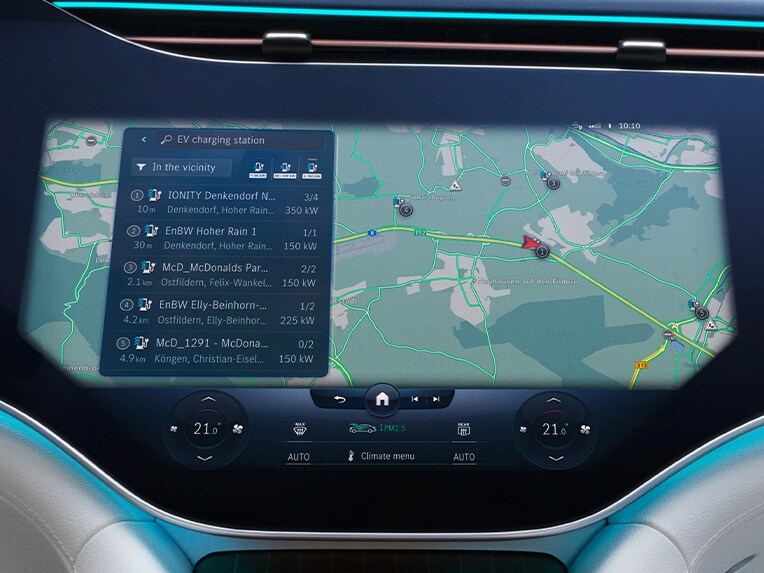 La Mercedes-Benz EQS Berline avec affichage des bornes de recharge.