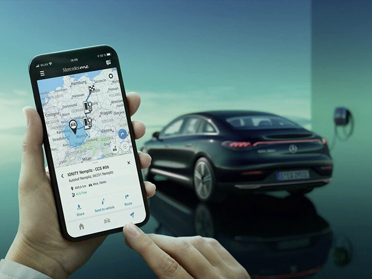 De Mercedes-Benz EQE tijdens het opladen vanuit een wallbox.