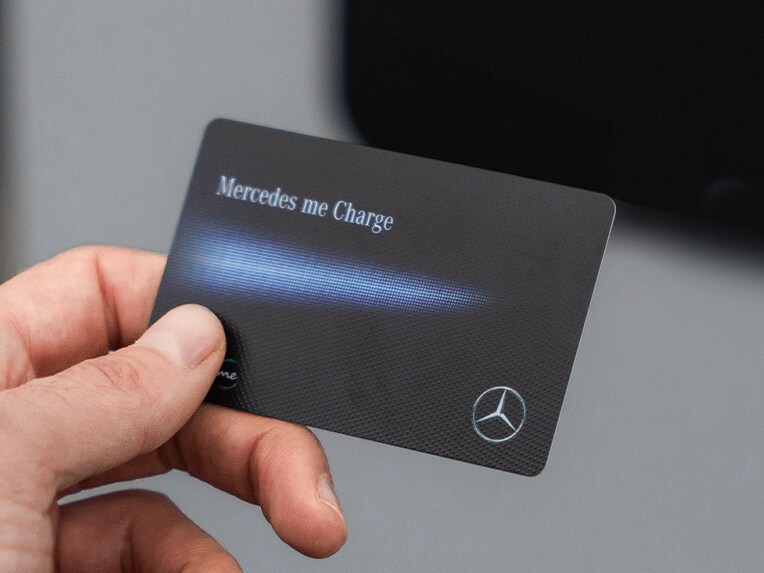Authentifiez-vous à l'aide de votre carte de paiement Mercedes me Charge.