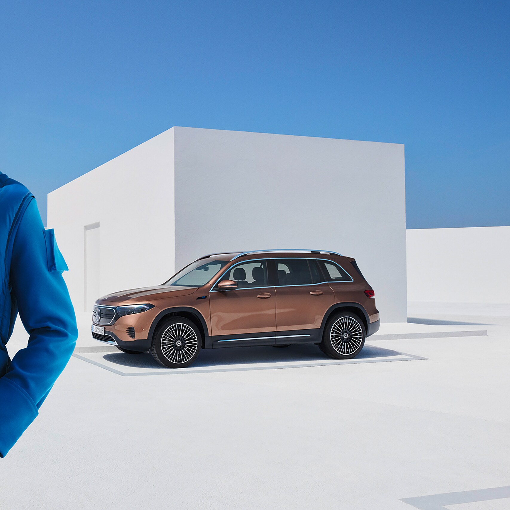 Un homme est connecté à sa Mercedes-Benz par le biais du service connecté sur son smartphone.