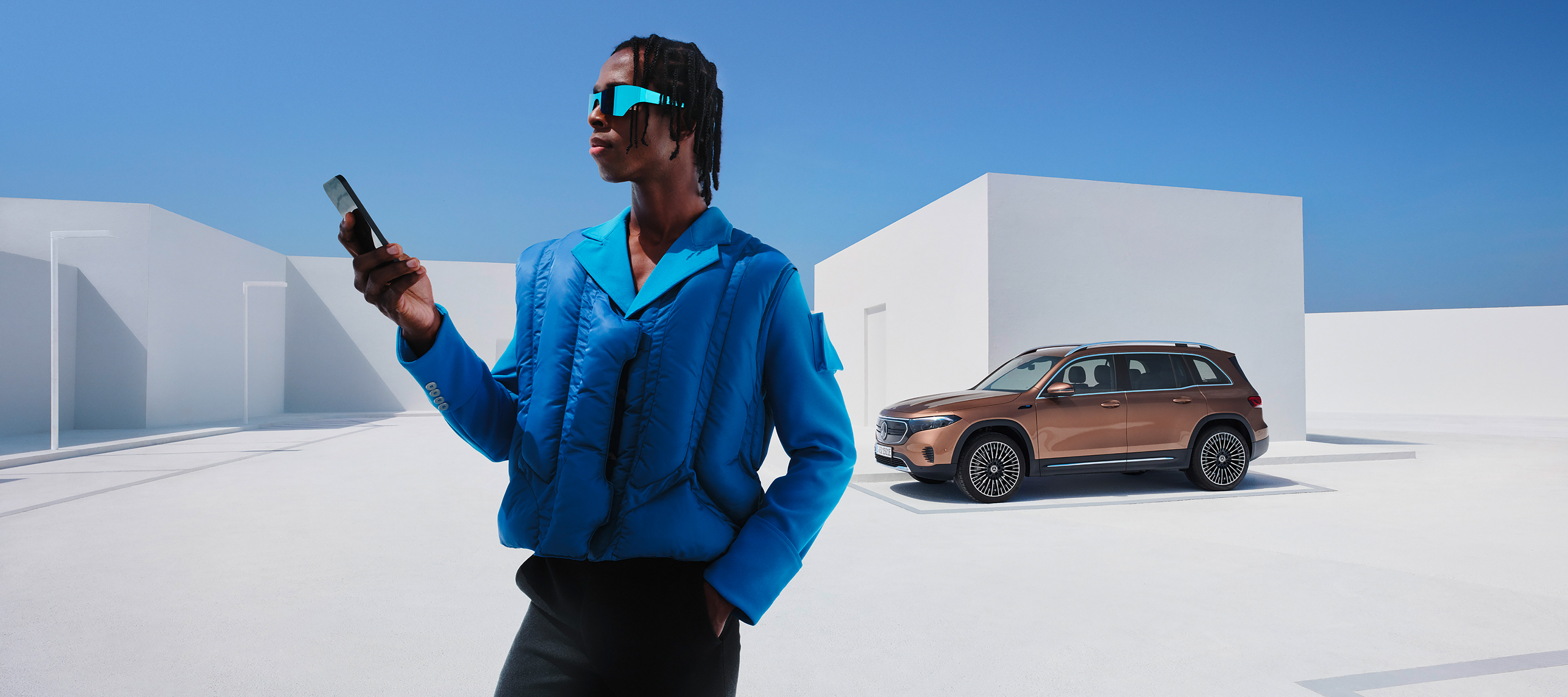 Application Mercedes-Benz | Mercedes-Benz Un homme est connecté à sa Mercedes-Benz par le biais du service connecté sur son smartphone.