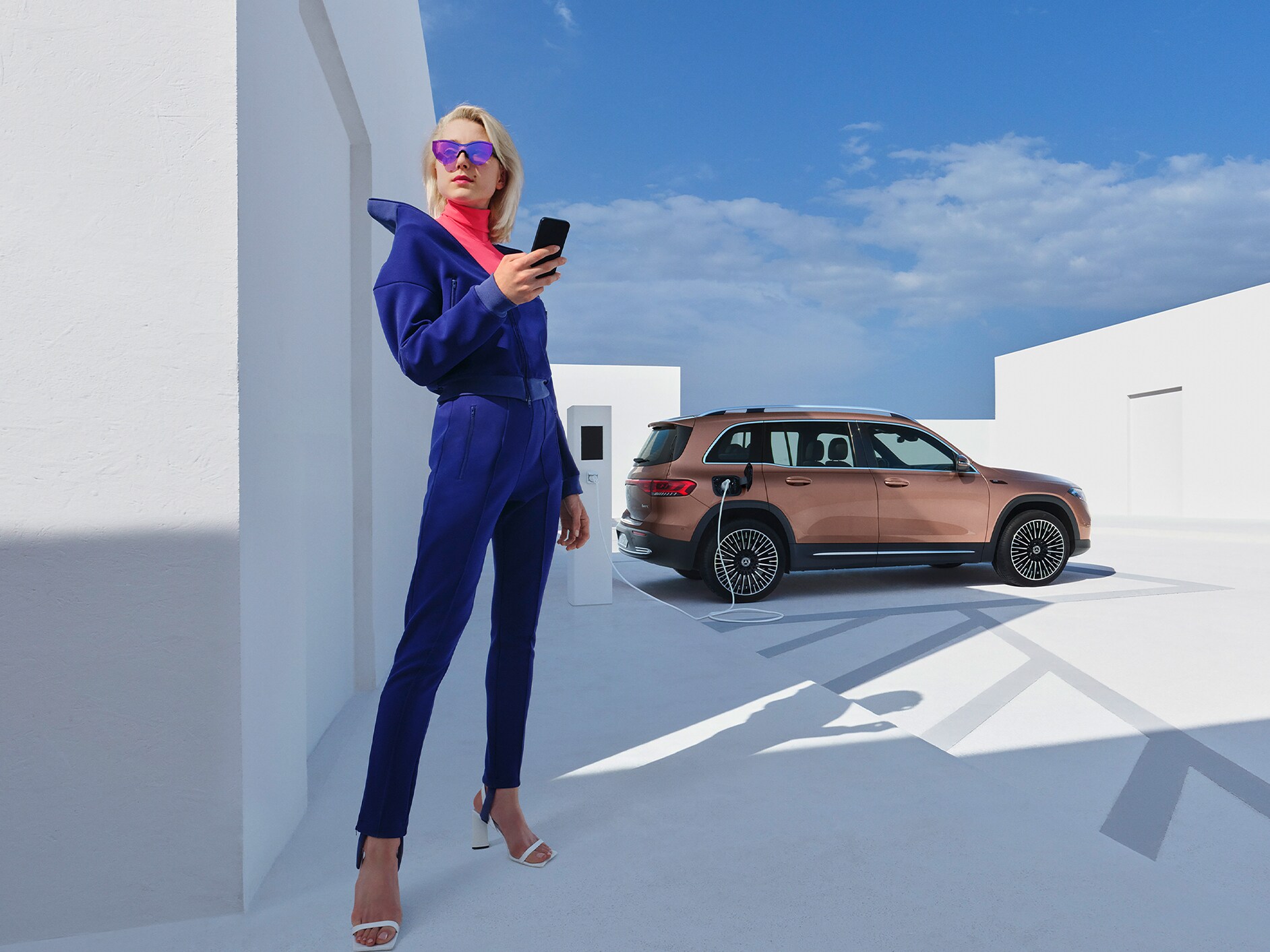 Vrouw sluit haar smartphone aan op haar auto om de Standaard Services te gebruiken.