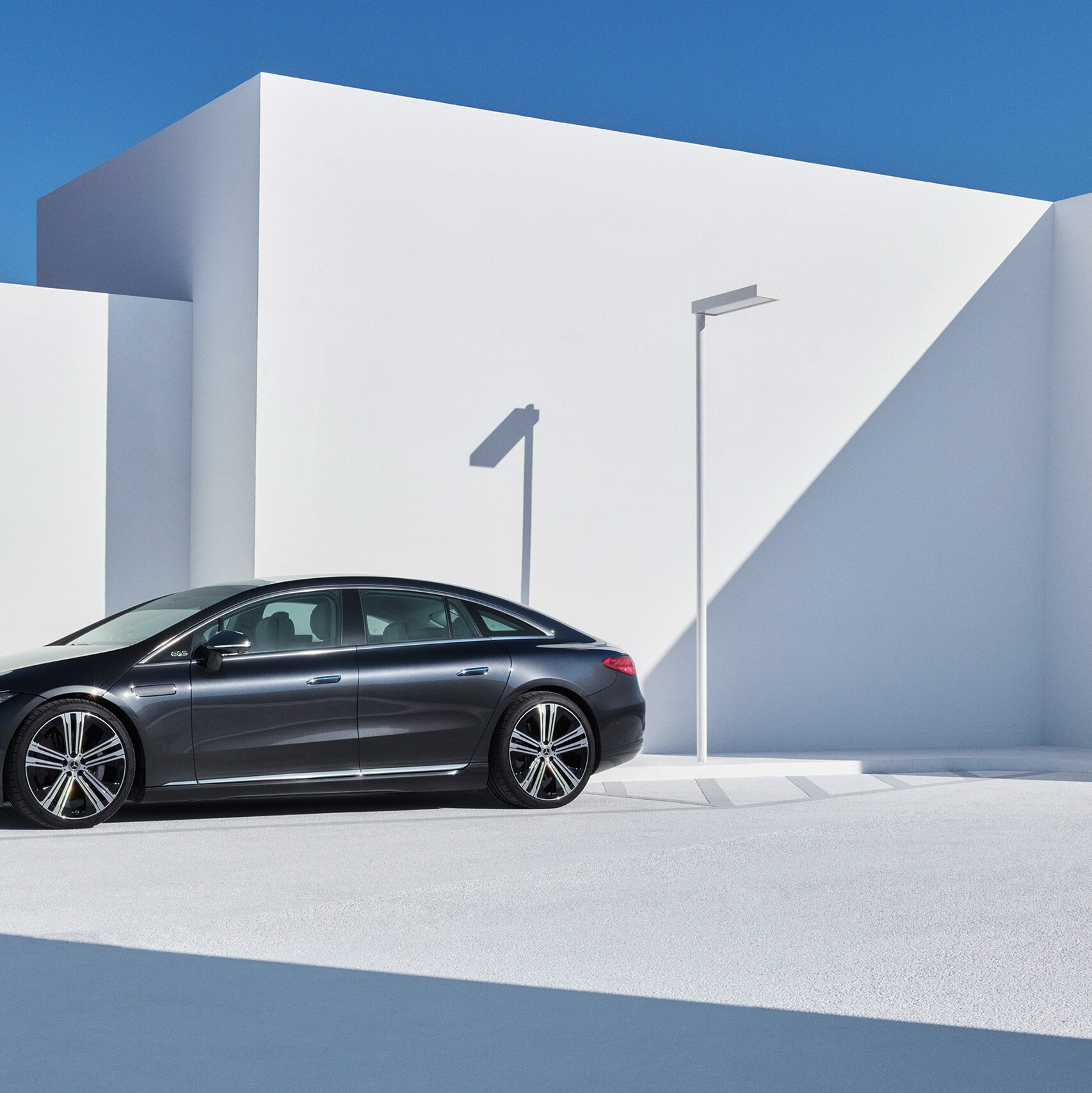 Une Mercedes-Benz se recharge via MB.CHARGE Public sur une borne de recharge rapide de IONITY.