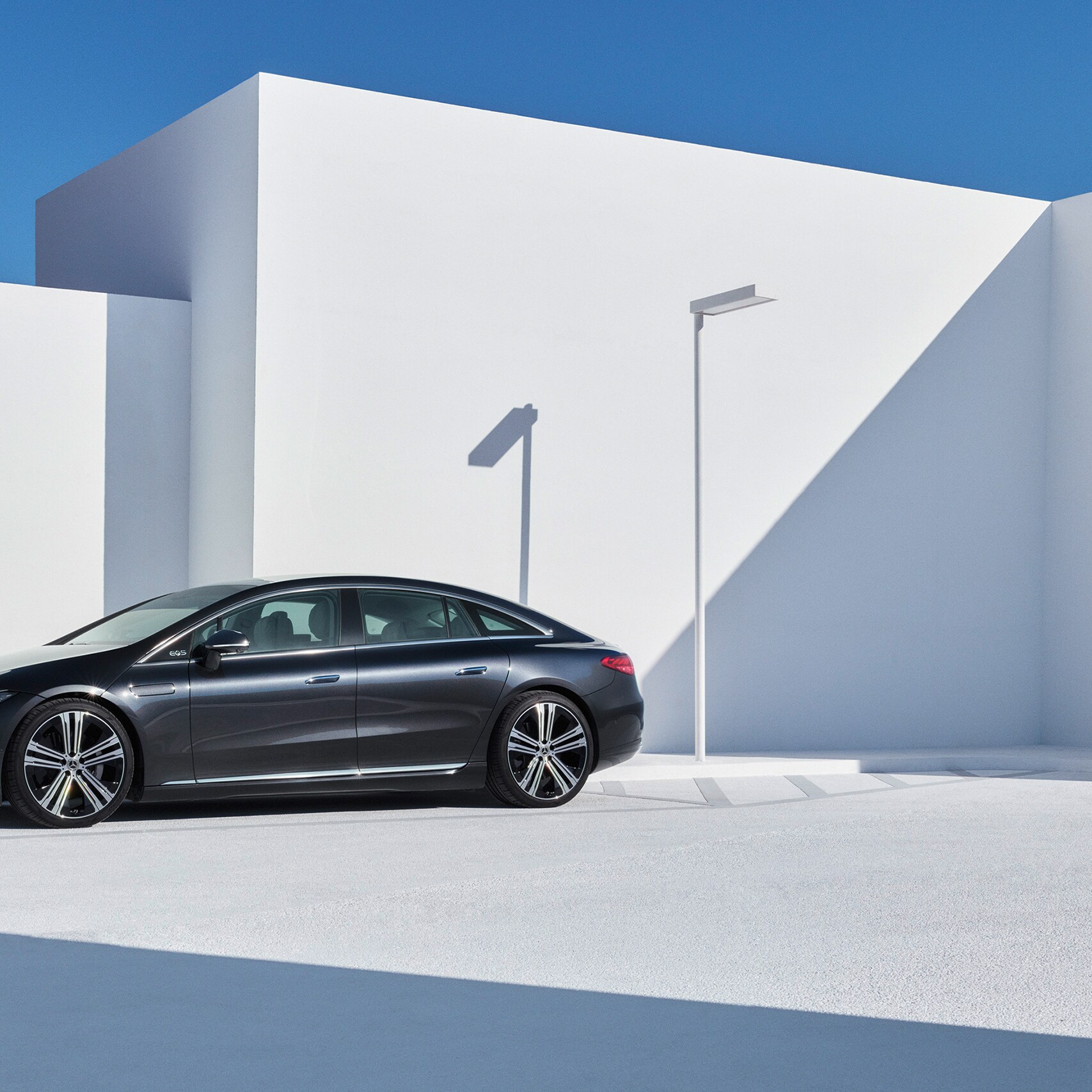 Een Mercedes-Benz wordt via MB.CHARGE Public bij een sneloplaadpunt van IONITY opgeladen.