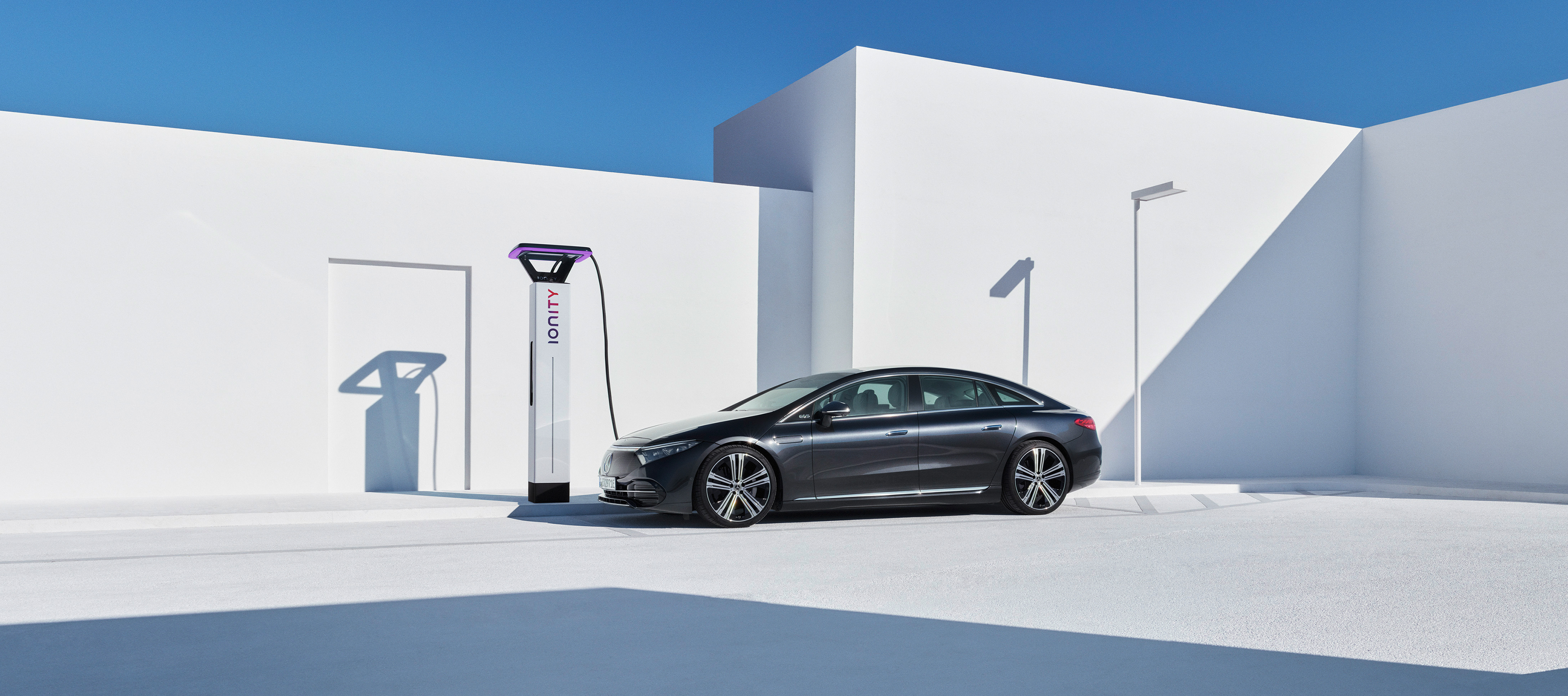 Charge | Mercedes me Een Mercedes-Benz wordt via MB.CHARGE Public bij een sneloplaadpunt van IONITY opgeladen.