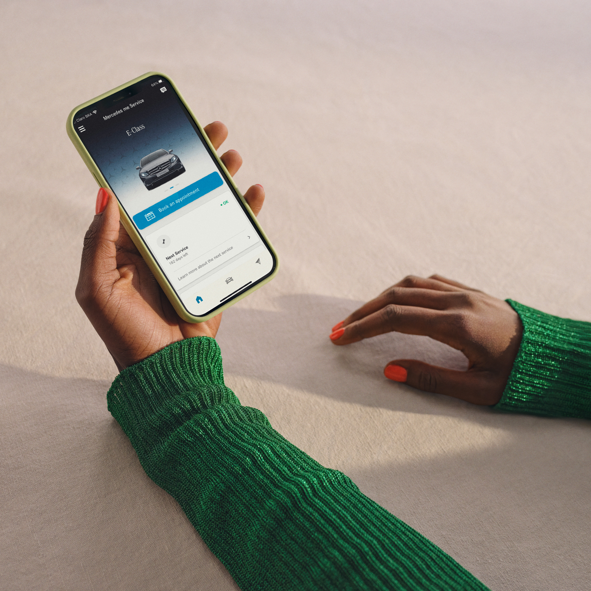 Onderhoudsmanagement | Standaard Services | Mercedes me Op de smartphone is een melding over een komende onderhoudsbeurt te zien.