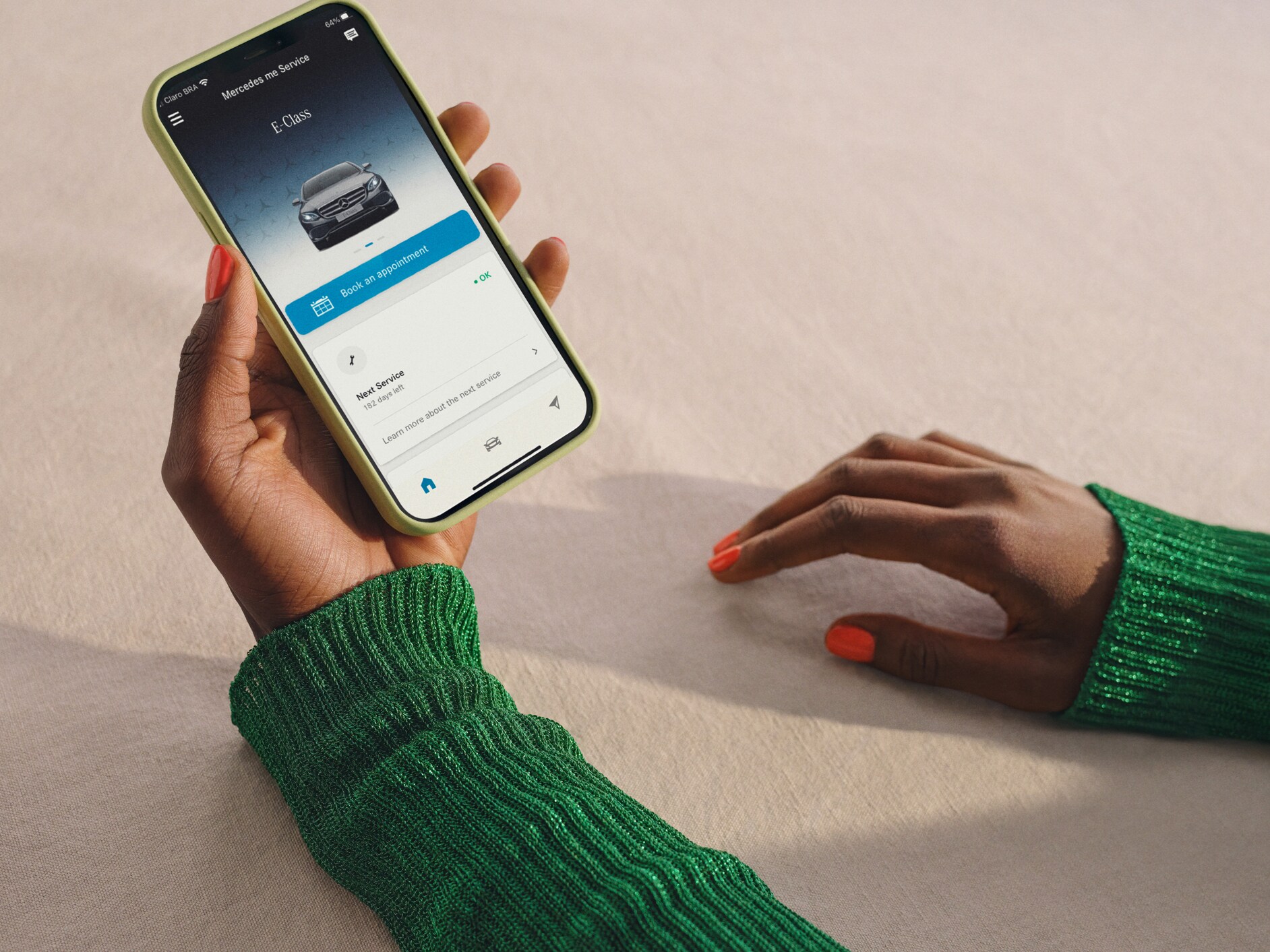 Une notification de maintenance à venir est affichée sur le smartphone.