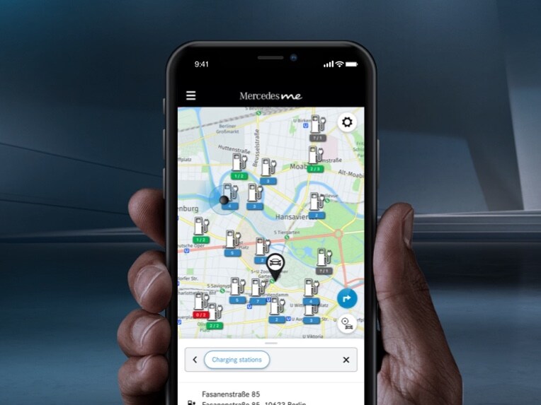 Op een smartphone worden met MB.CHARGE Public de oplaadpunten in de buurt weergegeven.