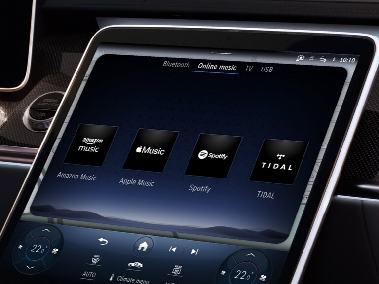 Op de headunit van een auto worden verschillende online muziekproviders weergegeven.