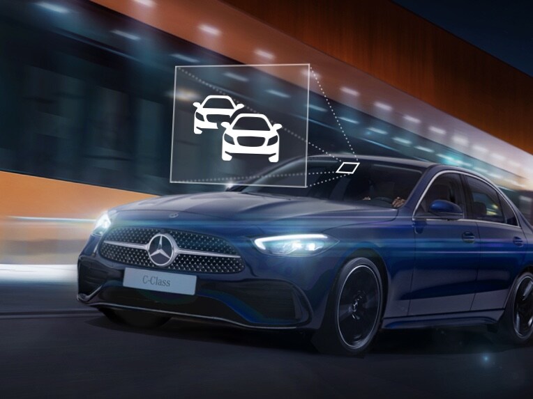 Sur le pare-brise d’une Mercedes-Benz, on voit la visualisation de l’icone de l’assistant de feux de route adaptatifs