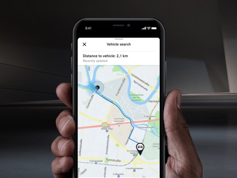 Op een smartphone wordt via het digitale extra voor remote de locatie van de auto weergegeven.
