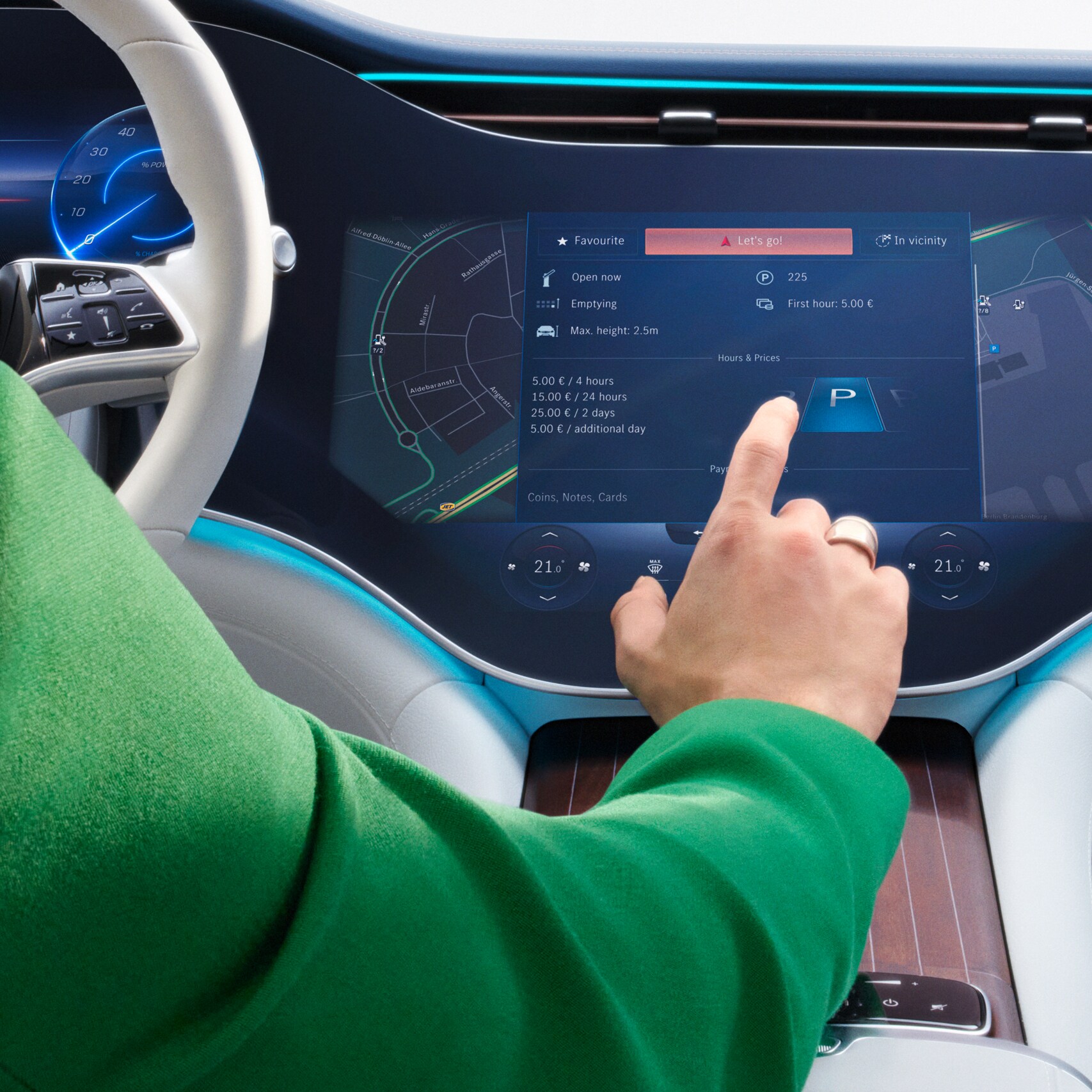 Op het MBUX-multimediasysteem in een Mercedes-Benz worden digitale extra's geselecteerd