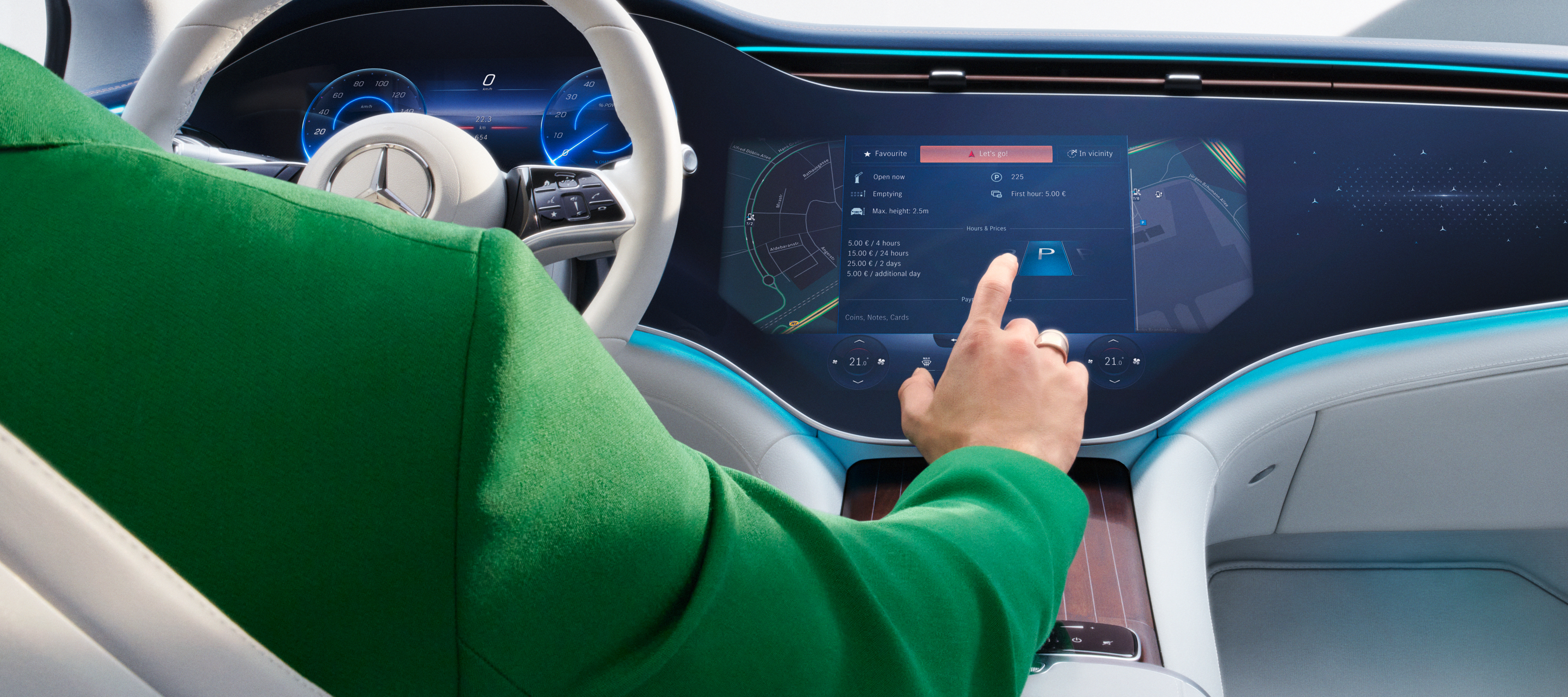 Op het MBUX-multimediasysteem in een Mercedes-Benz worden digitale extra's geselecteerd Op het MBUX-multimediasysteem in een Mercedes-Benz worden digitale extra's geselecteerd