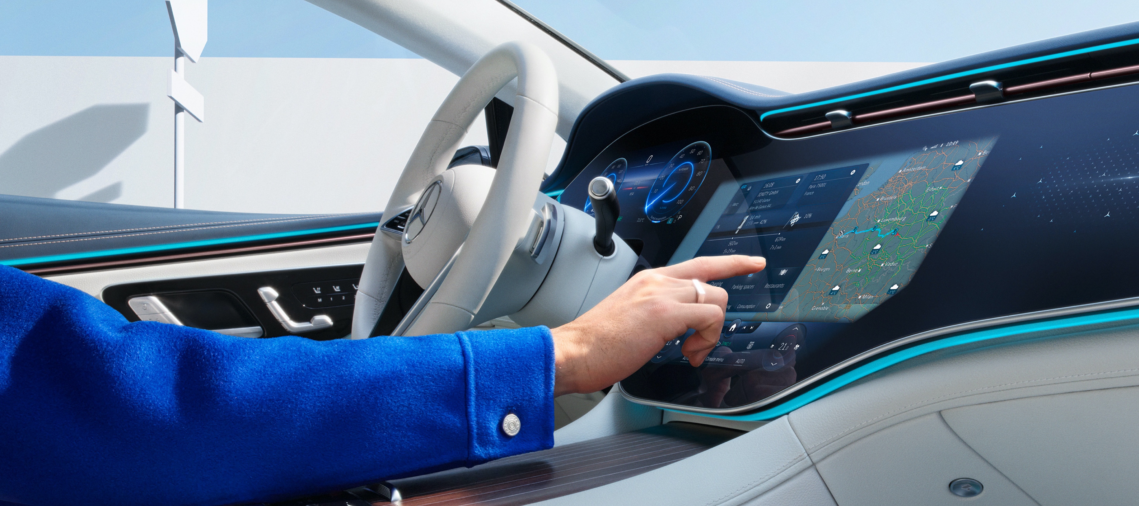Navigatie | Mercedes-Benz Op het MBUX hyperscreen wordt dankzij de Digitale extra 'Weerkaart' het weer op de bestemming weergegeven.