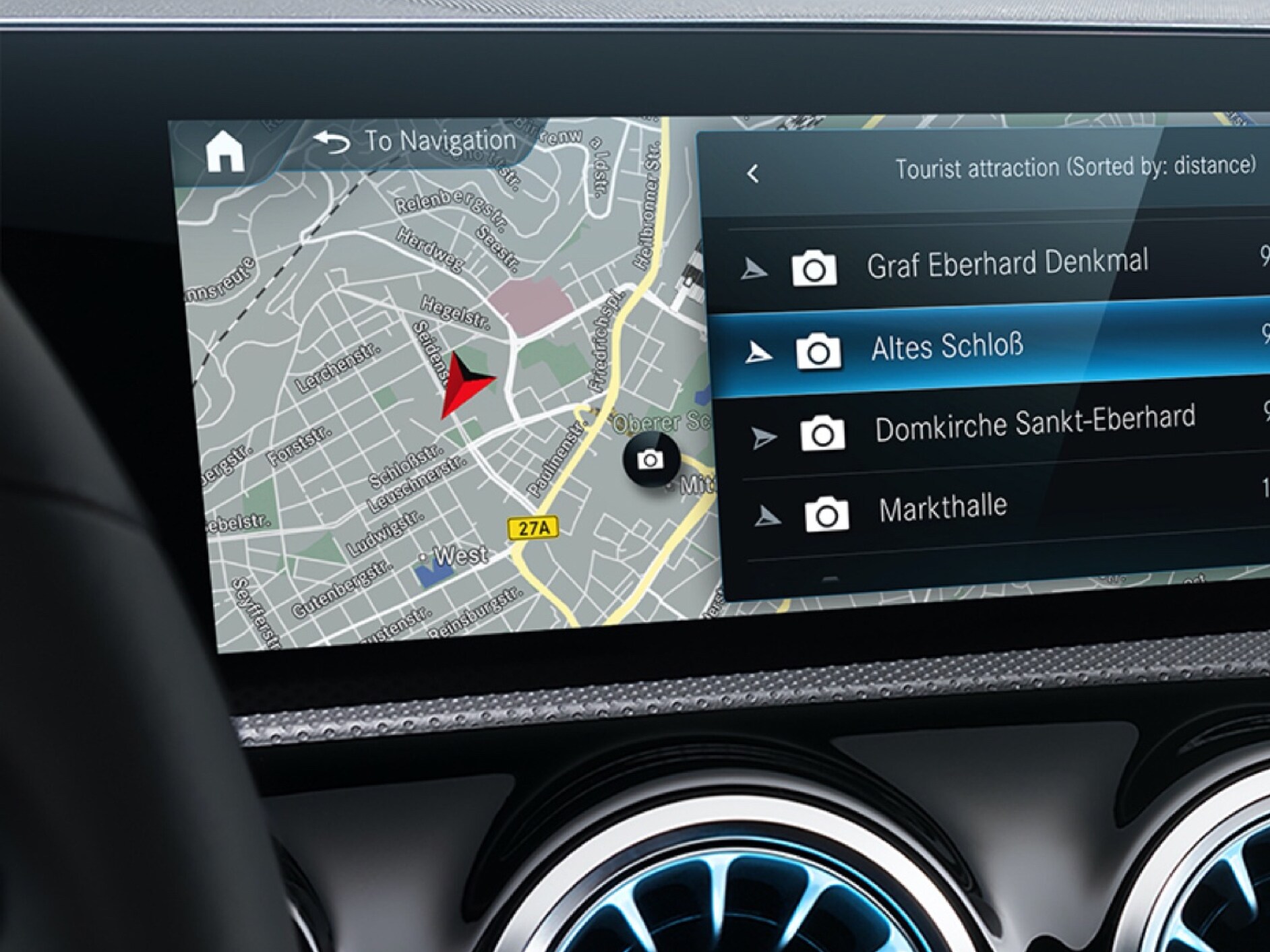 Le système multimédia MBUX affiche le meilleur itinéraire pour le conducteur grâce au service connecté de navigation.