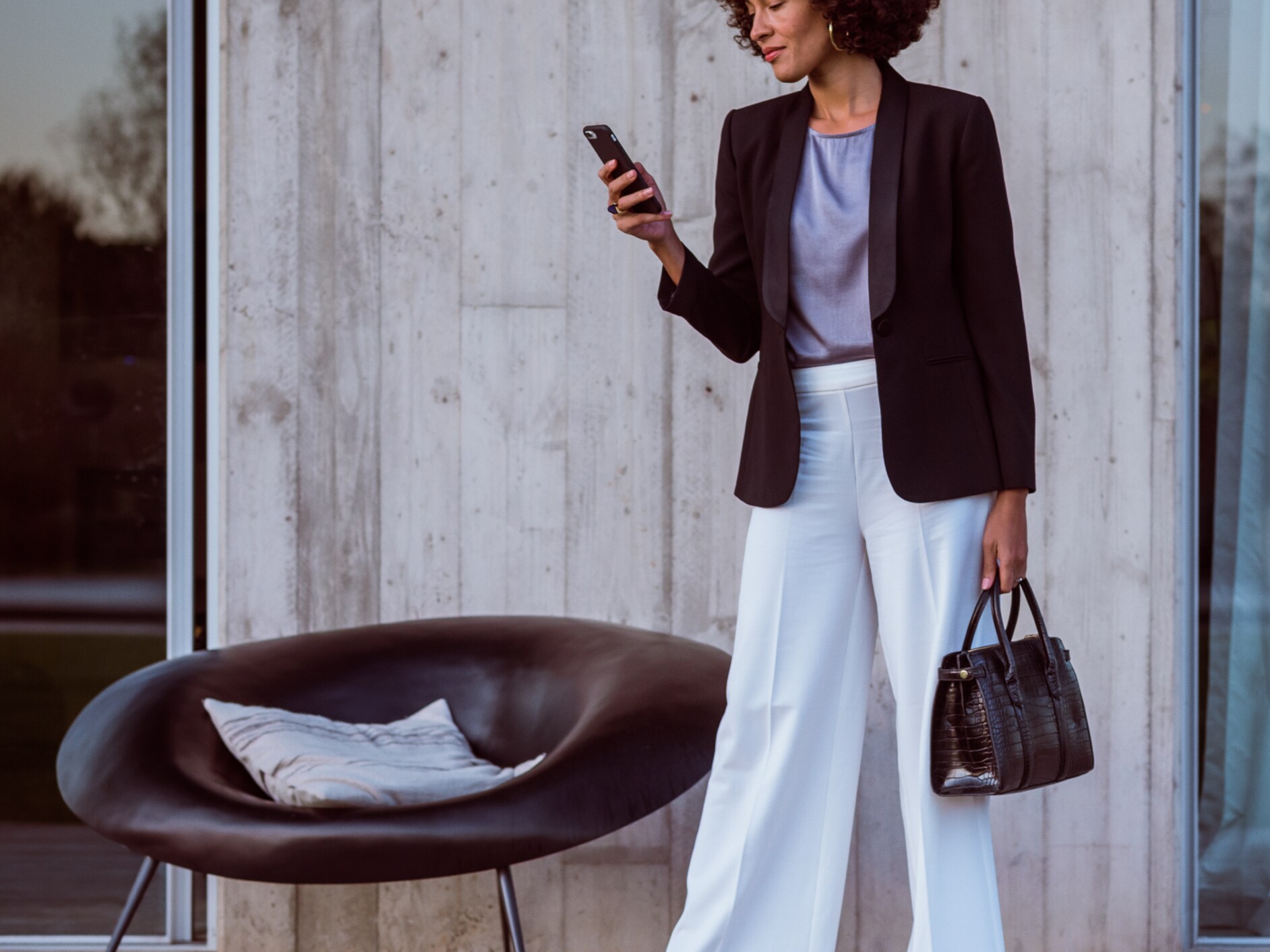 Une femme se connecte à sa Mercedes-Benz via son smartphone, l’application Mercedes me et son identifiant Mercedes me.