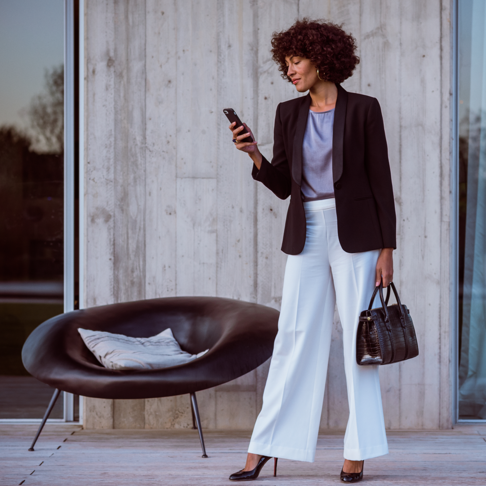 Application Mercedes-Benz | Mercedes me ID | Mercedes-Benz Une femme se connecte à sa Mercedes-Benz via son smartphone, l'application Mercedes et son Mercedes me ID.