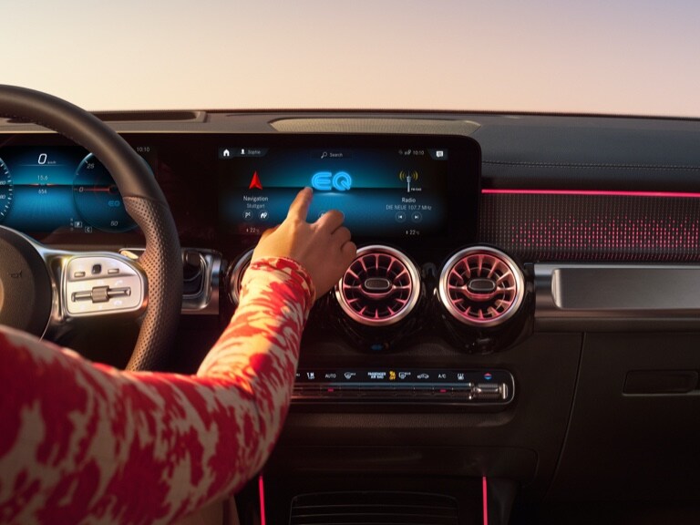 Een vrouw start de navigatie op het MBUX-multimediasysteem van Mercedes-Benz.