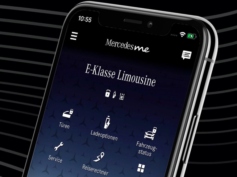 Sur un smartphone, le menu de l’application Mercedes me affiche les fonctions disponibles des offres digitales sur le thème de la navigation, Remote et Urban Guard. Sur un smartphone, le menu de l’application Mercedes me affiche les fonctions disponibles des offres digitales sur le thème de la navigation, Remote et Urban Guard.