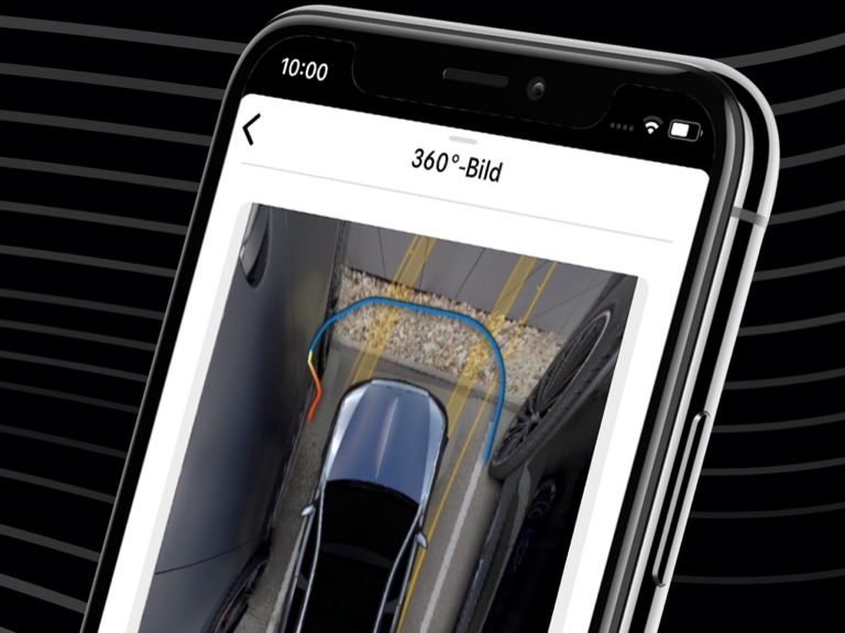 Remote Parking | Apps | Mercedes me Via de Mercedes me Remote Parking-app op de smartphone en 360°-weergave wordt een Mercedes-Benz comfortabel in een krappe parkeerplaats gemanoeuvreerd.
