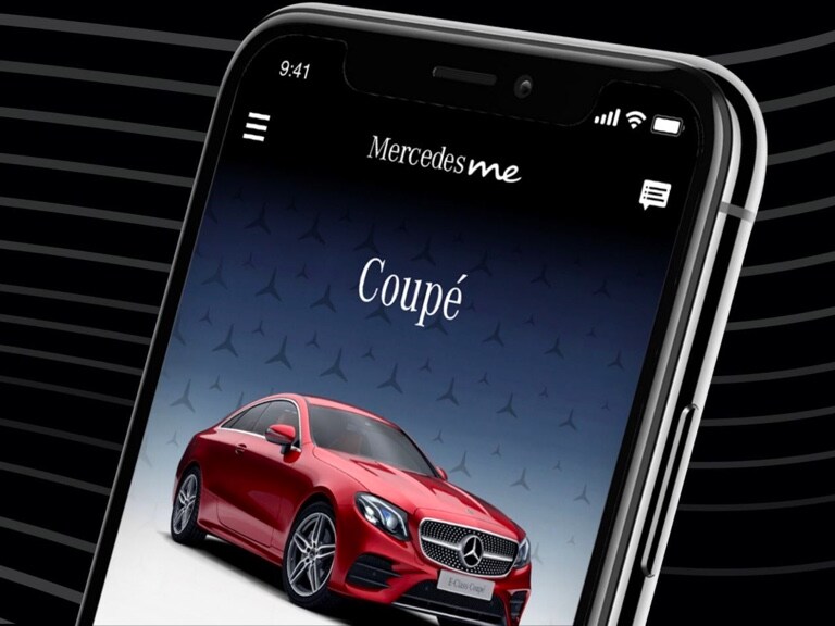 In de Mercedes-Benz App op een smartphone worden de toekomstige droomauto's van Mercedes-Benz weergegeven.