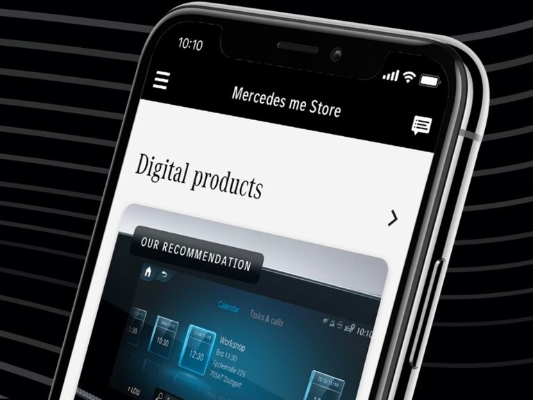 Op een smartphone wordt in de Mercedes-Benz Store het aanbevolen digitale extra 'In-Car Office' weergegeven.