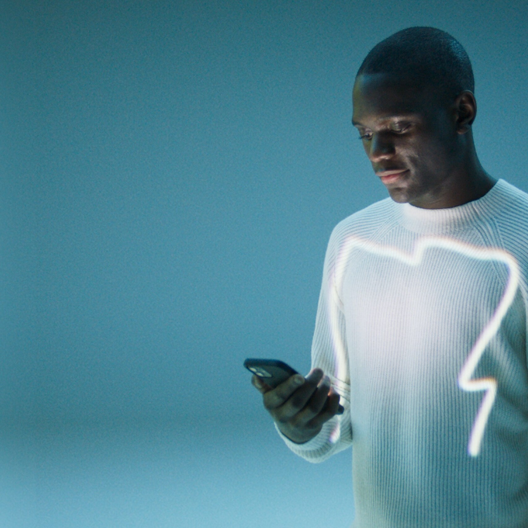 Un homme ouvre l’application Mercedes-Benz sur son smartphone.